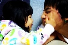 BIGBANGのG-DRAGON、SEANの娘と取ったツーショットを公開・・・”親ばかになりたい！”