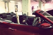 少女時代テヨン、赤いオープンカーに乗った写真を公開！