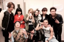 2NE1、ワールドツアー香港公演を終えて後輩WINNERと記念撮影！