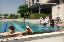 防弾少年団、タイで撮影したプールで遊ぶ写真を公開！