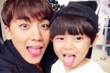 BIGBANG V.I、ドラマで共演中の子役俳優と撮った可愛いツーショット写真を公開！