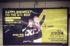 韓国の地下鉄にEXOベッキョン＆タオの誕生日を祝う巨大広告が登場