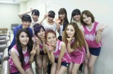 AKB48とKARAがグループ写真！