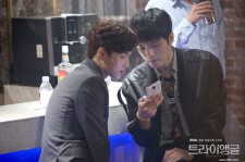 JYJキム・ジェジュン、二人で楽しげにスマホを眺める！MBC『トライアングル』スチールカット