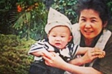 BIGBANG G-DRAGON、母親に抱っこされた幼い頃の写真を公開！