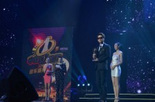 神話シン・ヘソン、中国の音楽授賞式で「アジア人気歌手賞」を受賞！