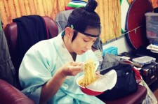 俳優イ・ジュンギ、ラーメンを食べる姿のツーショットが公開　「現場ラーメンが真理！」