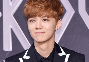 EXO うるんだ瞳のルハンから、キリっと横顔のセフンまで11人それぞれの表情!単独コンサート記者会見に登場!!