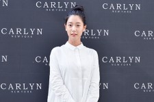 クララ セクシー過ぎる純白のミニ丈シャツドレスでバックブランド「CARLYN」イベントに登場！