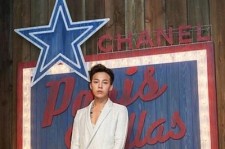 BIGBANG G-DRAGON、シャーネル・コレクション参加の記念ツーショット ”ファッショニスタらしいルックに注目”
