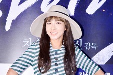2NE1 ダラ 斬新なストライプ模様のミニワンピで満面の笑顔！映画『ハイヒール』VIP試写会出席