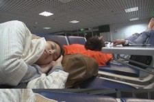 KARAギュリ、空港で毛布に包まって野宿？