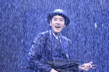 SUPER JUNIORのキュヒョン、雨の中での熱演を披露！『雨の唄えば』プレスコール