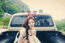 Davichi カン・ミンギョン、SNS写真で近況を伝える　”車の上で脚線美で披露”