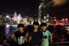 SUPER JUNIORウニョク、香港の夜景を背景にメンバーと撮ったスリーショットを公開！