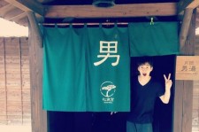 SUPER JUNIOR-Mヘンリー、宮崎の温泉を訪れた記念ショットを公開！