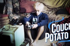 B1A4、「COUCH POTATO」ジニョンと「ピザ配達員」サンドゥルのユニークな予告写真を公開