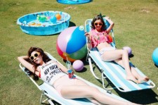 Girl’s Dayソジン＆ヘリ、ビーチチェアに横たわるセクシーな写真を公開