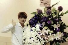 花のような少年EXOルハン、もらった花輪との記念撮影を公開