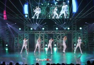 100%、『 100% 2014 JAPAN COOL LIVE』で華やかなステージを披露