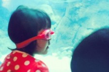 SHIHO、娘サランちゃんとの日常を公開・・・”水族館で水眼鏡？”