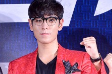 BIGBANG T.O.P、主演映画『タチャ イカサマ師』制作報告会に、真っ赤なジャケットで登場！