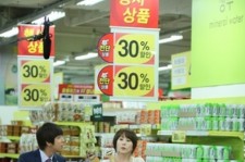 SUPER JUNIOR キボムと女優パク・イェジンが“スーパーマーケットデート”！