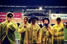 BIGBANG、お揃いのレインコートを着たコンサートリハーサル中の写真を公開！