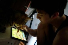 2NE1ダラ、実の弟MBLAQのチョンドゥンの近況写真を公開！”愛猫もゲーム三昧中”