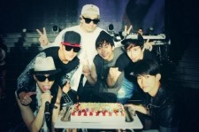 2PM ジュノ、デビュー6周年記念ケーキに幸せ！”長く行こう”
