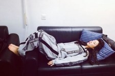 2NE1 ダラ、衣装室のソファに横たわっている姿のショット ”気楽な服装でも輝く美貌”